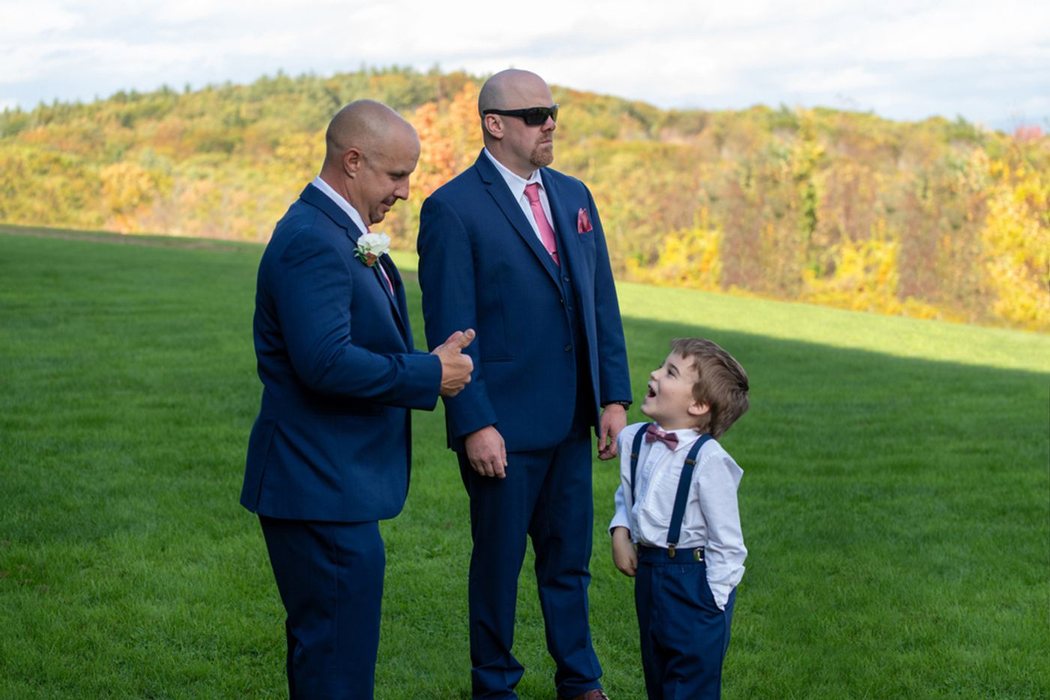 Guest removed from a family photo: after retouching